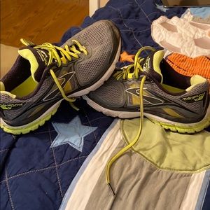 Size 9 men brooks running shoes